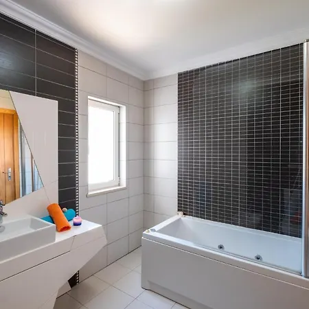 Villa Laguna - Moradia Relaxante Com Piscina Aquecivel E Bbq - Albufeira